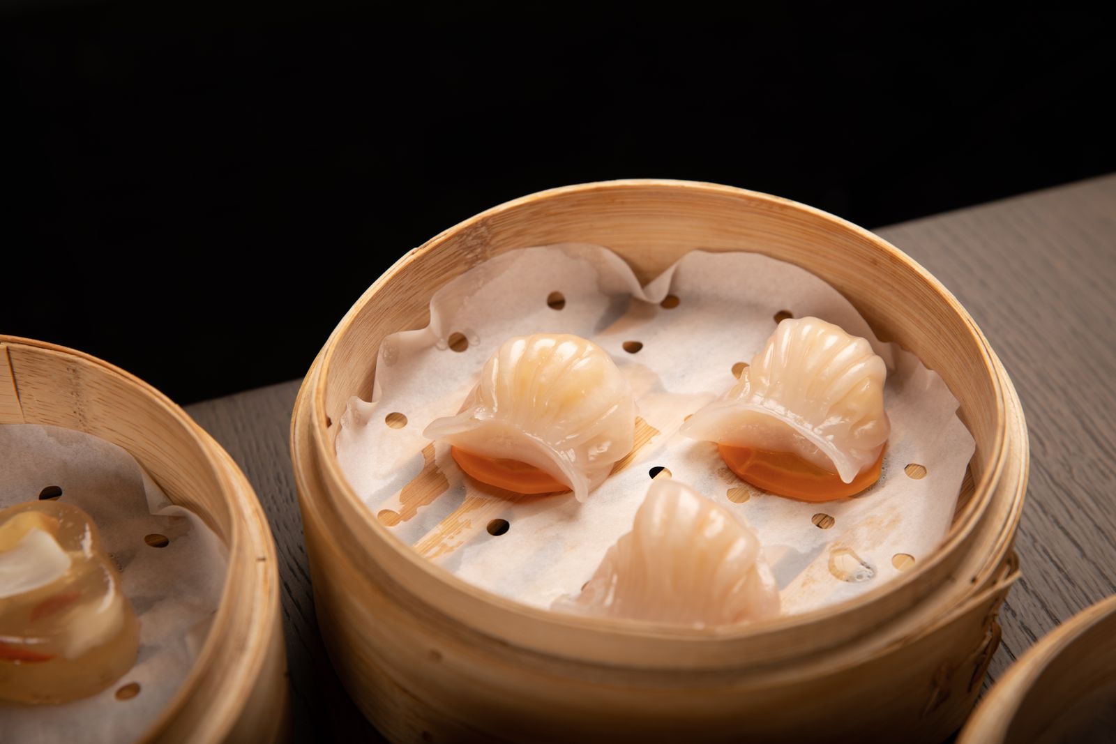 竹笼里的水晶虾饺