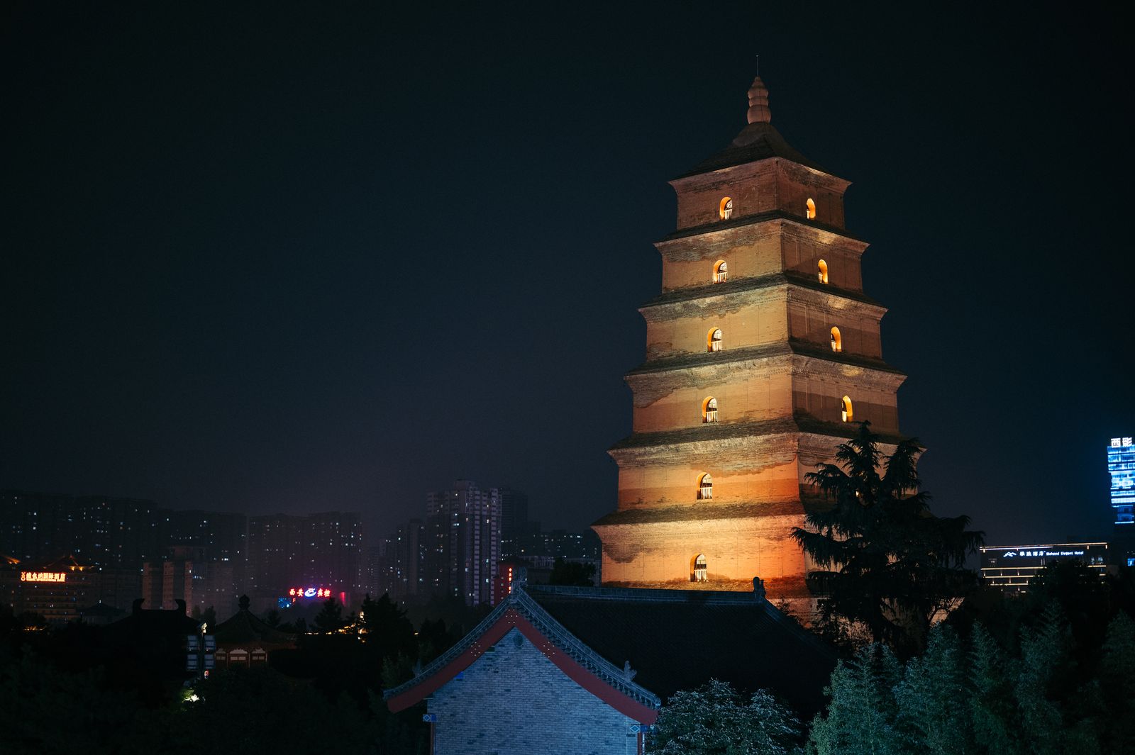 大雁塔夜景灯光下的塔身