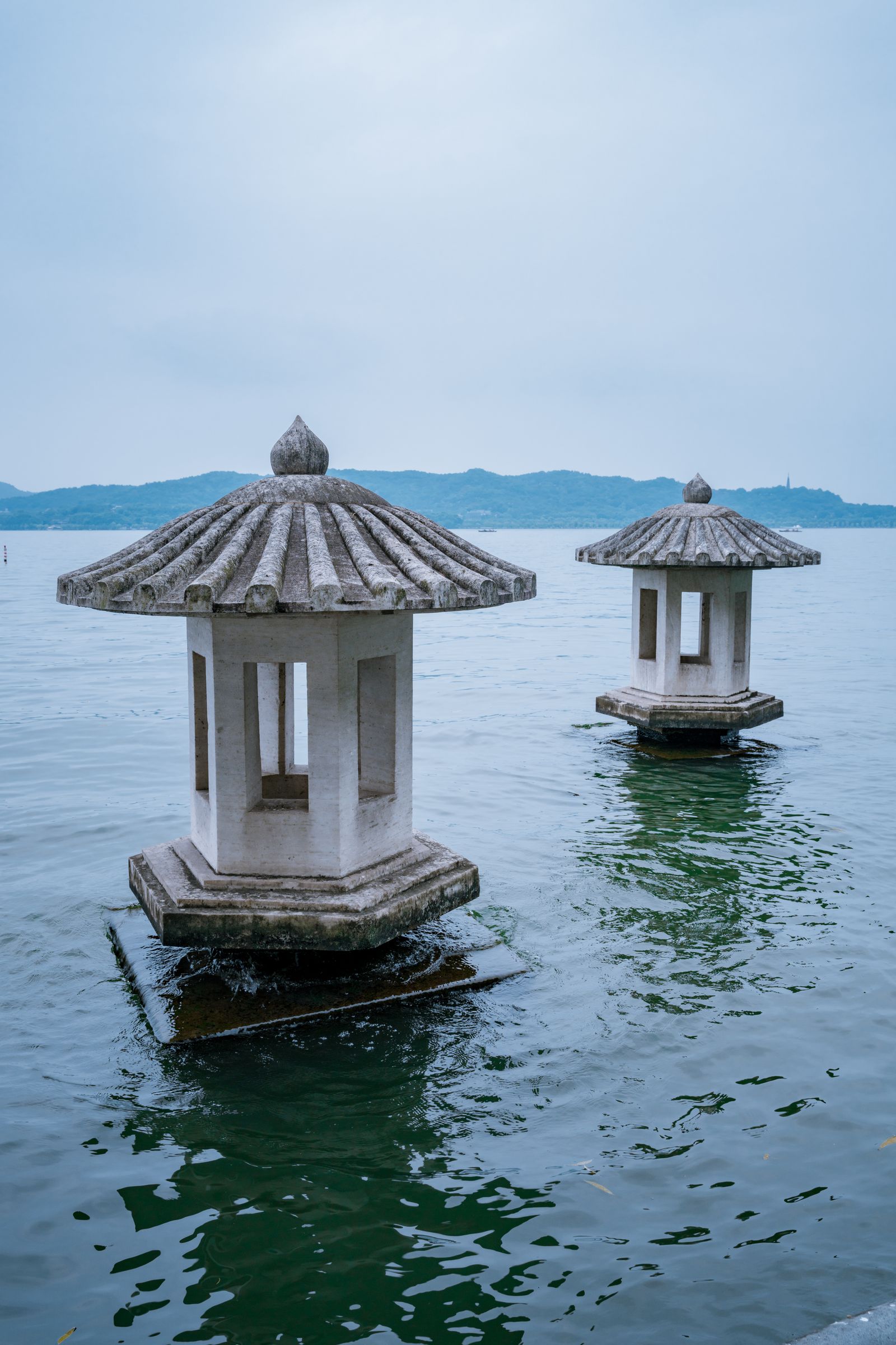 西湖三潭印月石塔立于湖面